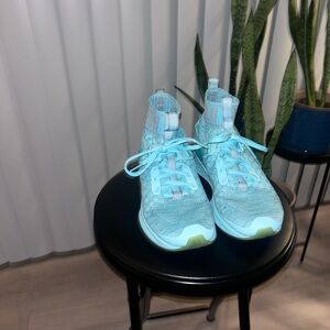 Women’s Puma Evoknit sz8 in Nrgy Turquoise